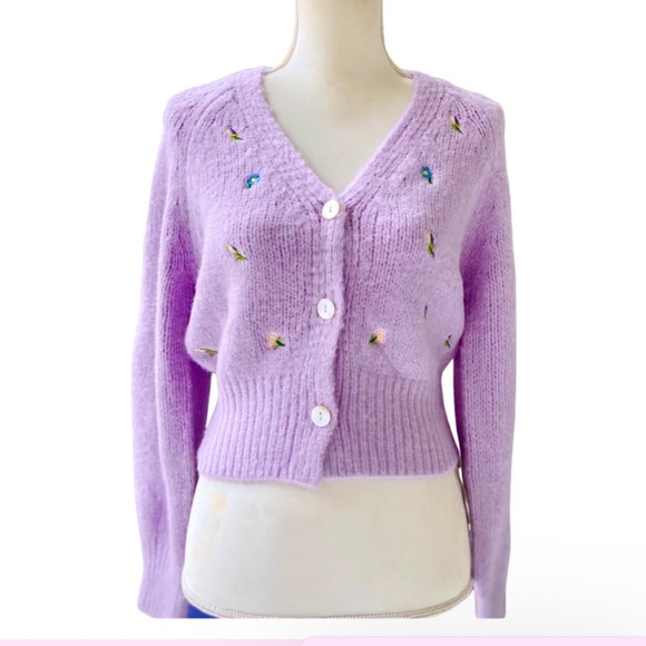 ENGLISH FACTORY Lavender Embroidered Floral Cardigan Faux Shell Buttons So Soft - Picture 2 of 9